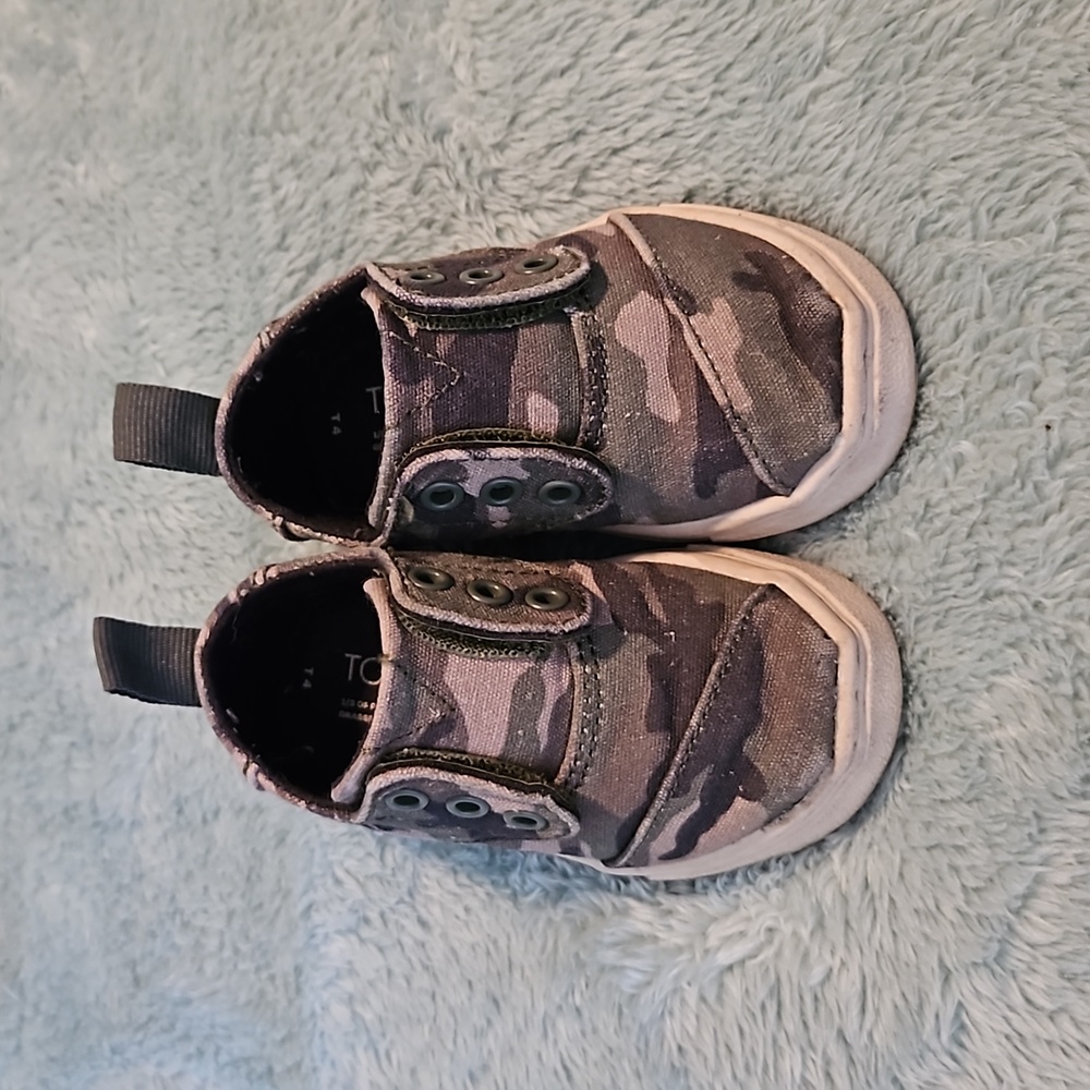 Toms Toddler Camo Canvas shoes size 4